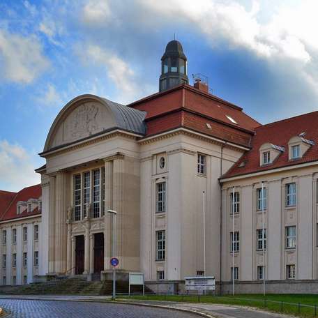 Ansicht mit Haupteingang vom Demmlerplatz © 2020 Staatliches Bau- und Liegenschaftsamt Schwerin
