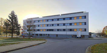 Blick auf die sanierte Nordfassade des Block E © 2020 SBL Neubrandenburg