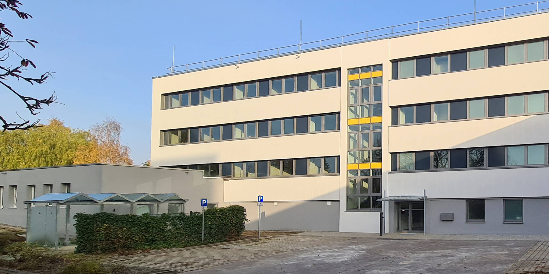 Ostseite mit dem Haupteingang, links der Anbau der Wache © 2020 SBL Neubrandenburg