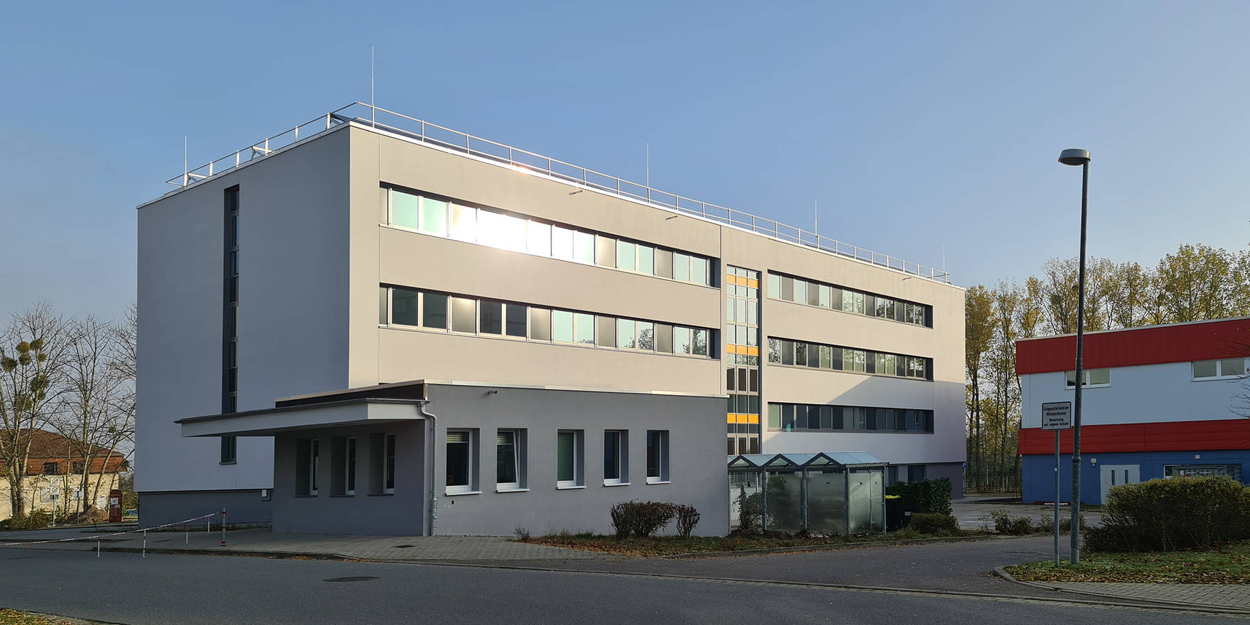 Südwestansicht mit dem Anbau des Wachgebäudes © 2020 SBL Neubrandenburg