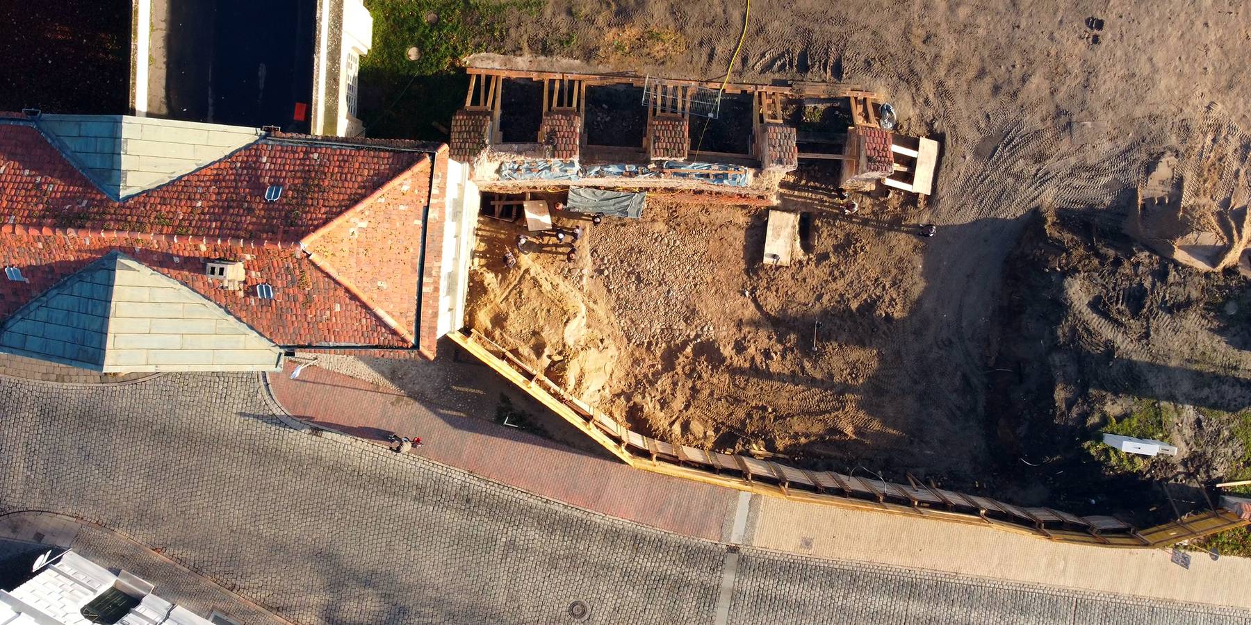 Blick auf das historische Feldsteinpflaster an der Altan-Mauer © 2020 Dr. Schöfbeck