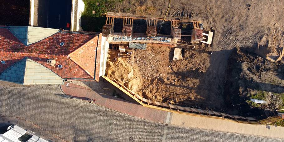 Blick auf das historische Feldsteinpflaster an der Altan-Mauer © 2020 Dr. Schöfbeck