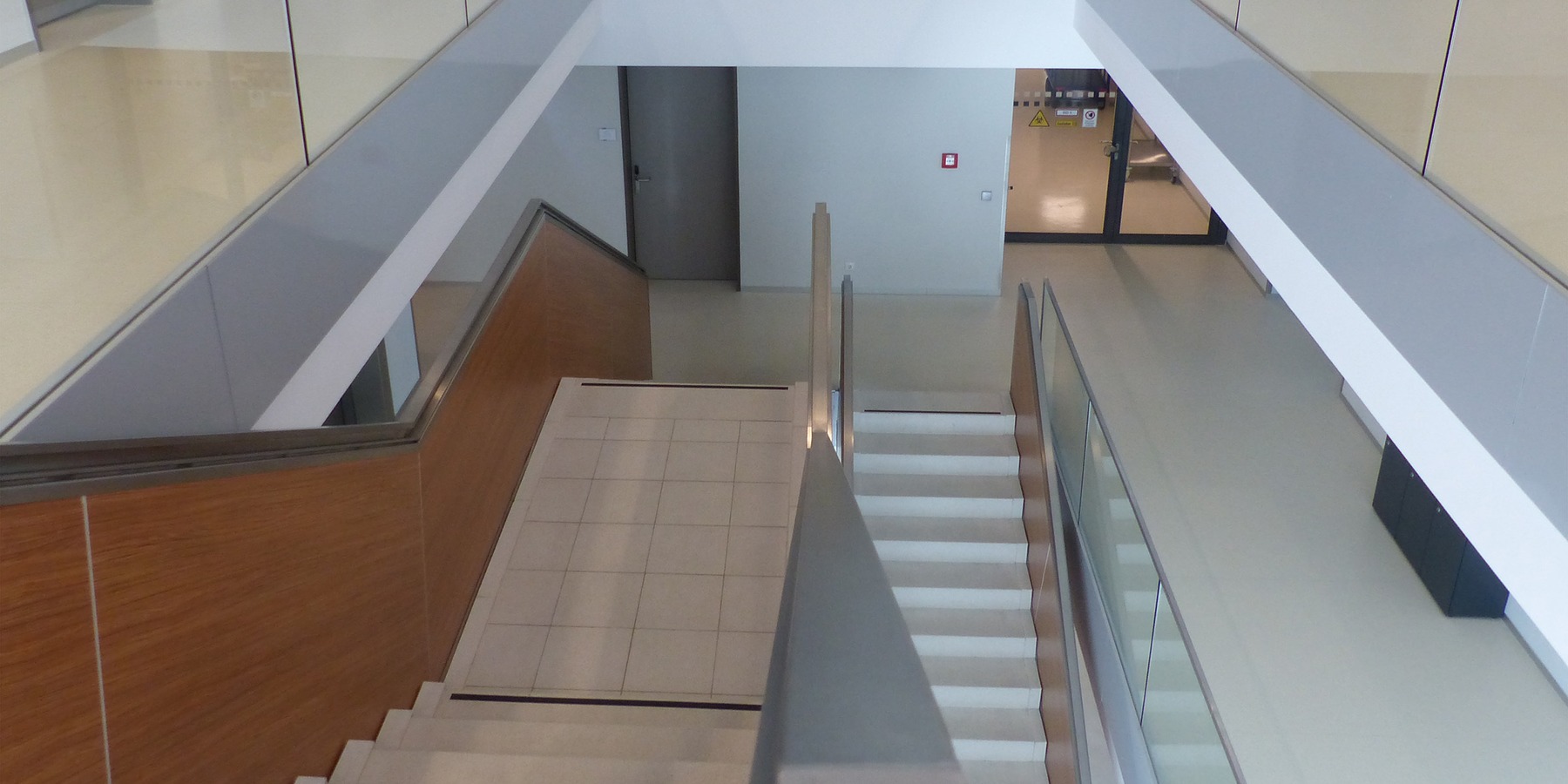 Blick vom 2. Obergeschoss in das zentrale offene Treppenhaus © 2020 Staatliches Bau- und Liegenschaftsamt Greifswald