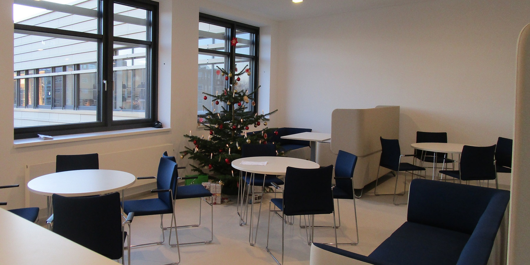 Aufenthaltsbereich am Zentralen offenem Treppenhaus im 2. Obergeschoss © 2020 Staatliches Bau- und Liegenschaftsamt Greifswald