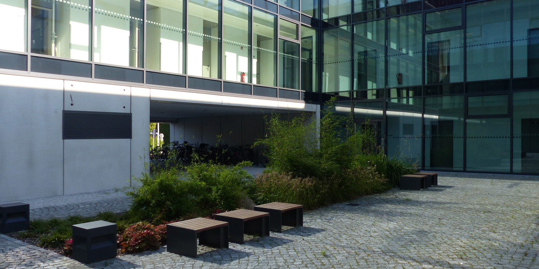 Innenhof mit Begrünung und Aufenthaltszone © 2020 Staatliches Bau- und Liegenschaftsamt Greifswald