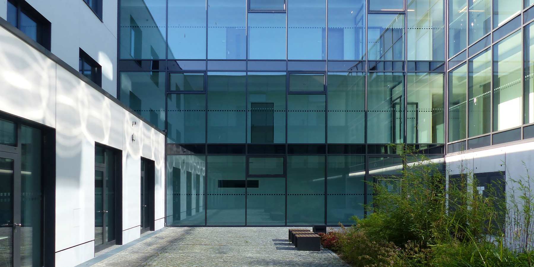 Innenhof mit Begrünung und Aufenthaltszone © 2020 Staatliches Bau- und Liegenschaftsamt Greifswald