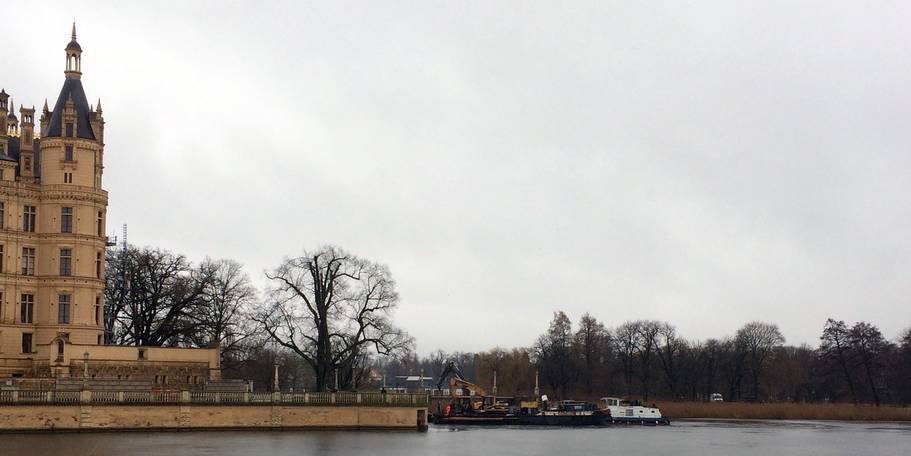 Im Bereich des Burgsees wird eine Kampfmittelsondierung und -bergung mittels einer Spüllanze, die das Sediment spült, durchgeführt. © 2021 SBL Schwerin