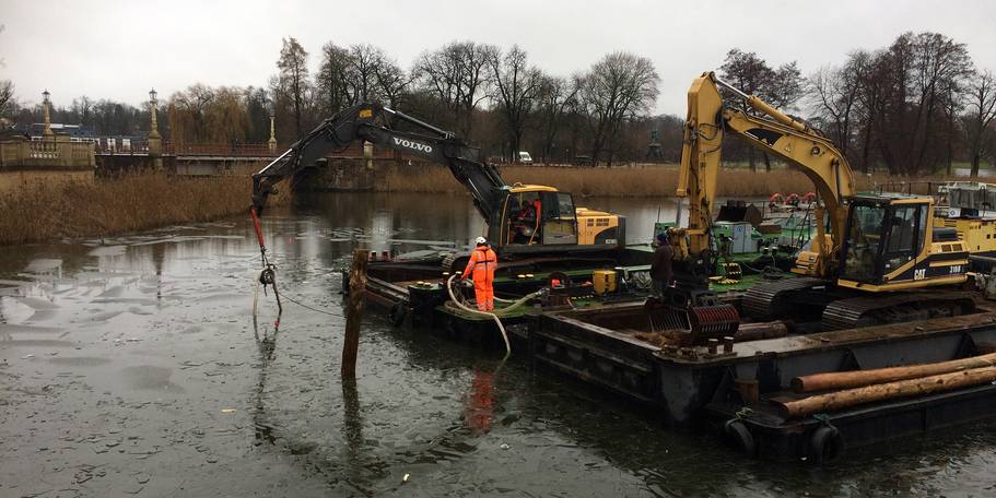 Munitionsreste werden mittels eines auf einem Ponton schwimmenden Elektromagneten geborgen. © 2021 SBL Schwerin