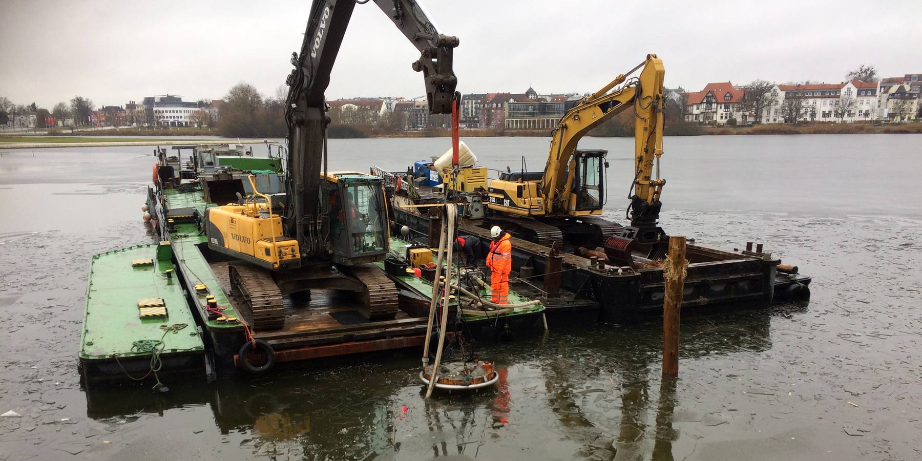 Beginn der Kampfmittelsondierung und -räumung vor der Kaimauer am Schloss Schwe-rin.jpg © 2021 SBL Schwerin