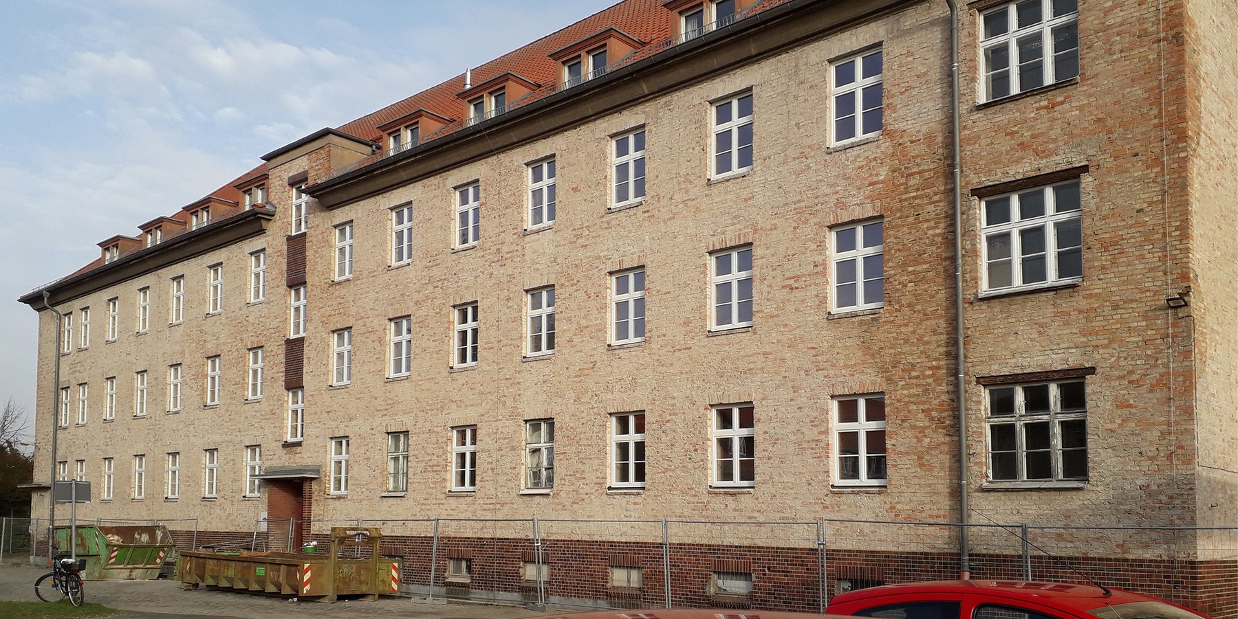 Zum Beginn der Sanierung musste der abgängige Außenputz komplett entfernt werden. © 2018 Betrieb für Bau und Liegenschaften Mecklenburg-Vorpommern