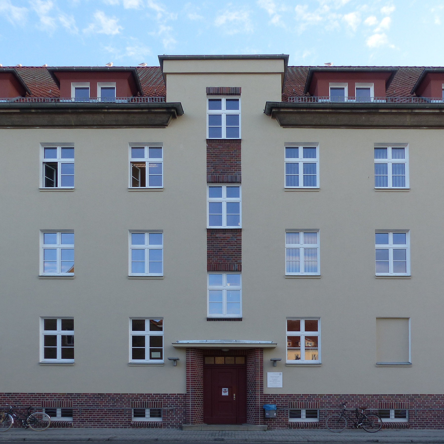Institutsgebäude Franz-Mehring-Straße 47 - Westfassade mit Haupteingang © 2021 SBL Greifswald