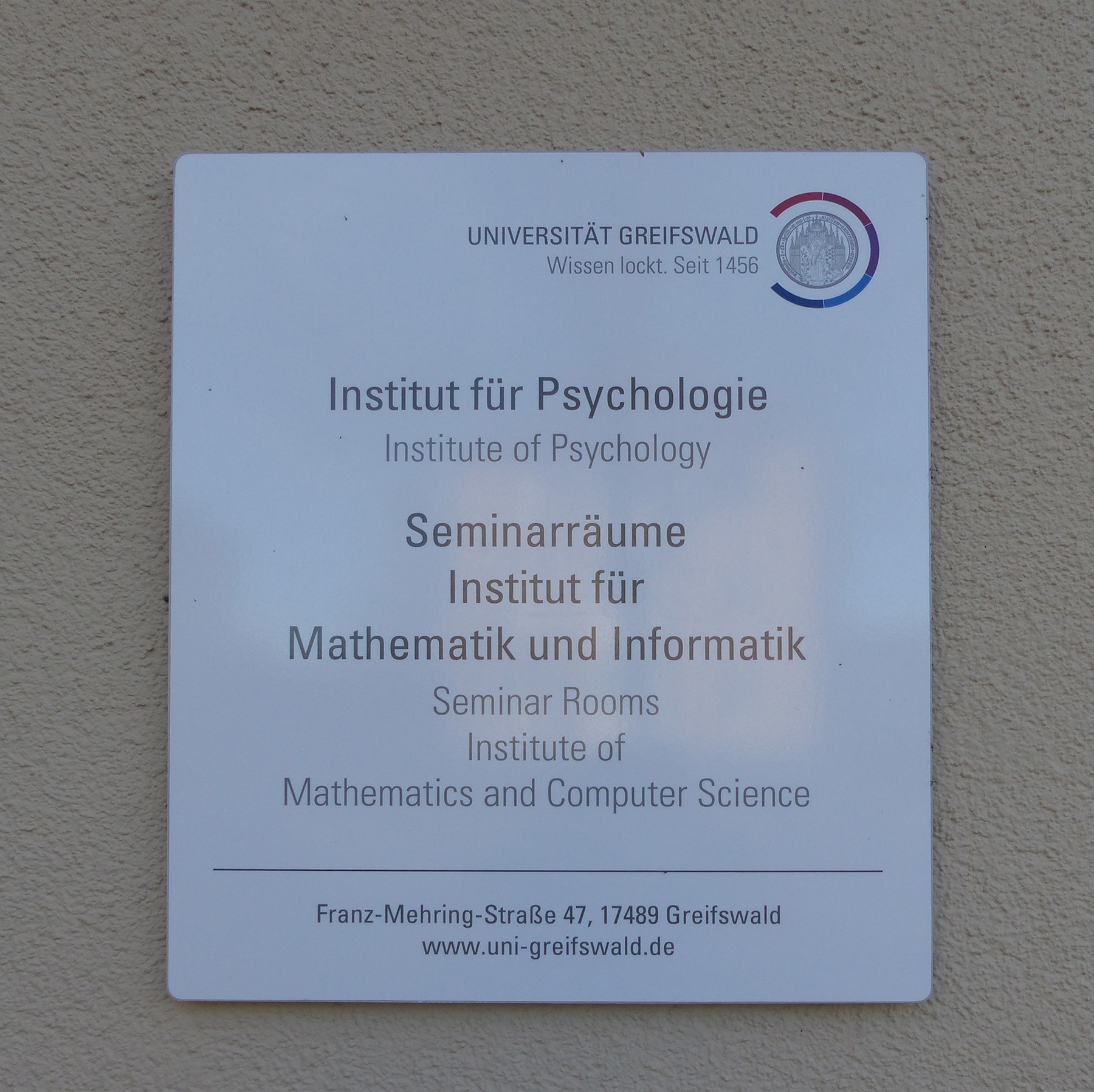 Eingangsbeschilderung an der sanierten Außenfassade © 2021 SBL Greifswald
