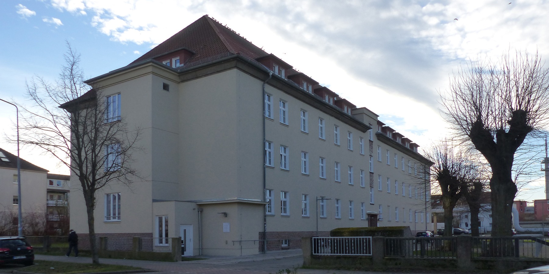 Blick aus NW von der Franz-Mehring-Straße auf den nördlichen Giebel mit neuem Aufzugsanbau © 2021 SBL Greifswald