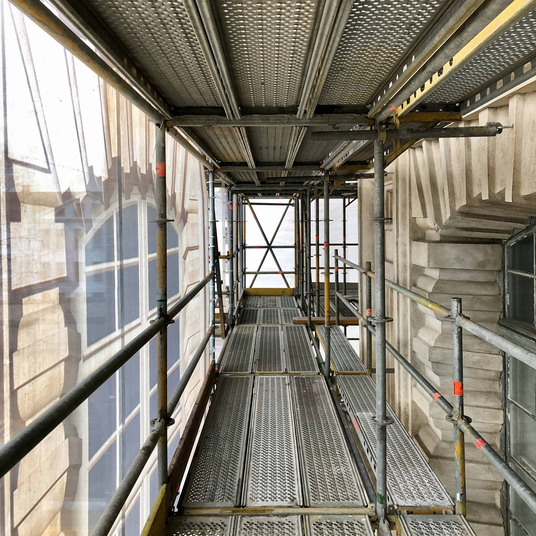 Blick  hinter die Gerüstplane © 2021 SBL Schwerin