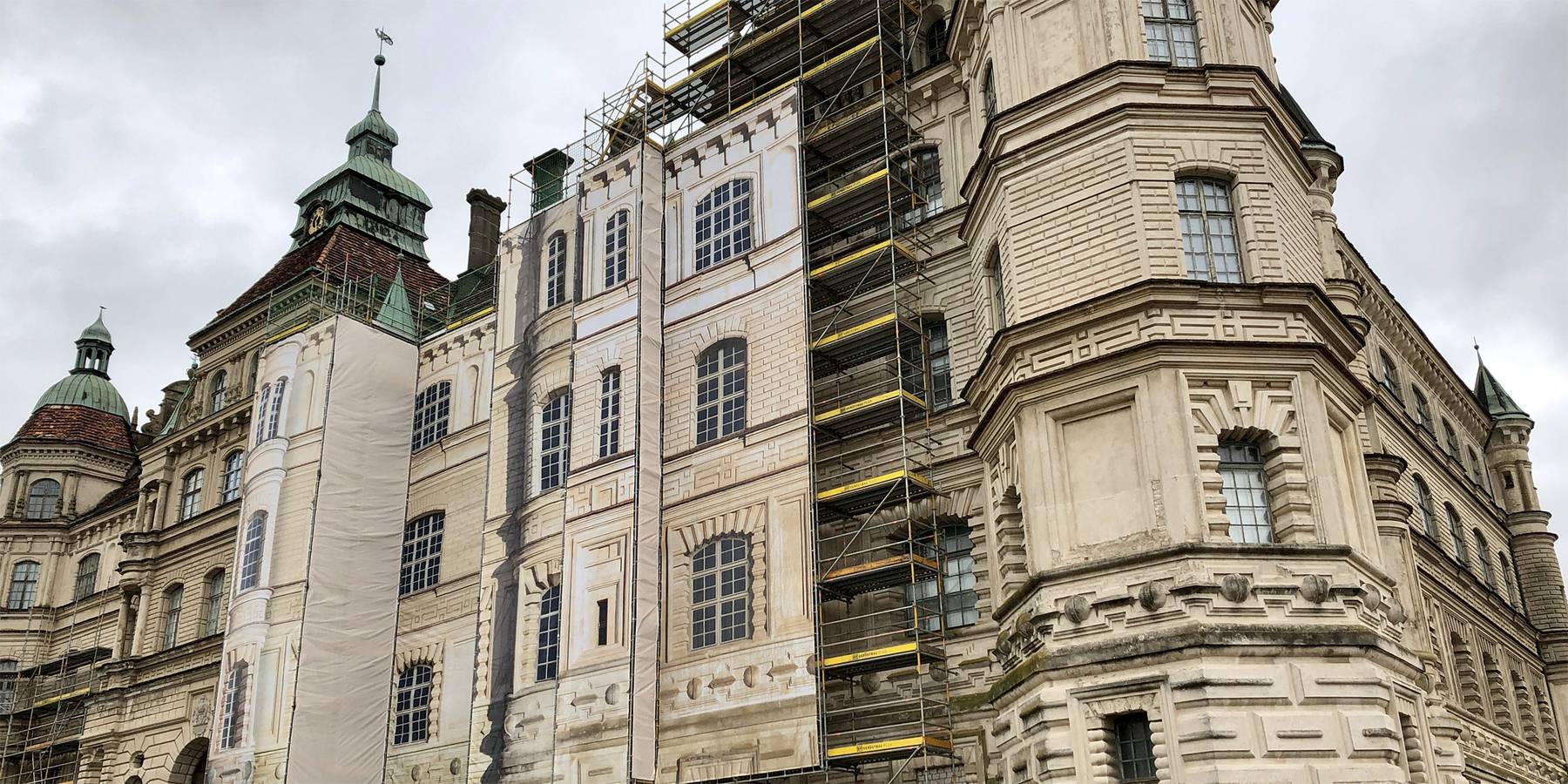 Aufgewertete Fassade mit bedruckter Gerüstplane © 2021 SBL Schwerin