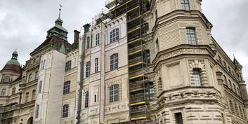 Aufgewertete Fassade mit bedruckter Gerüstplane © 2021 SBL Schwerin