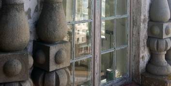 Auch die Fenster müssen instandgesetzt werden. © 2021 SBL Schwerin