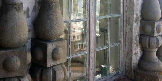 Auch die Fenster müssen instandgesetzt werden. © 2021 SBL Schwerin