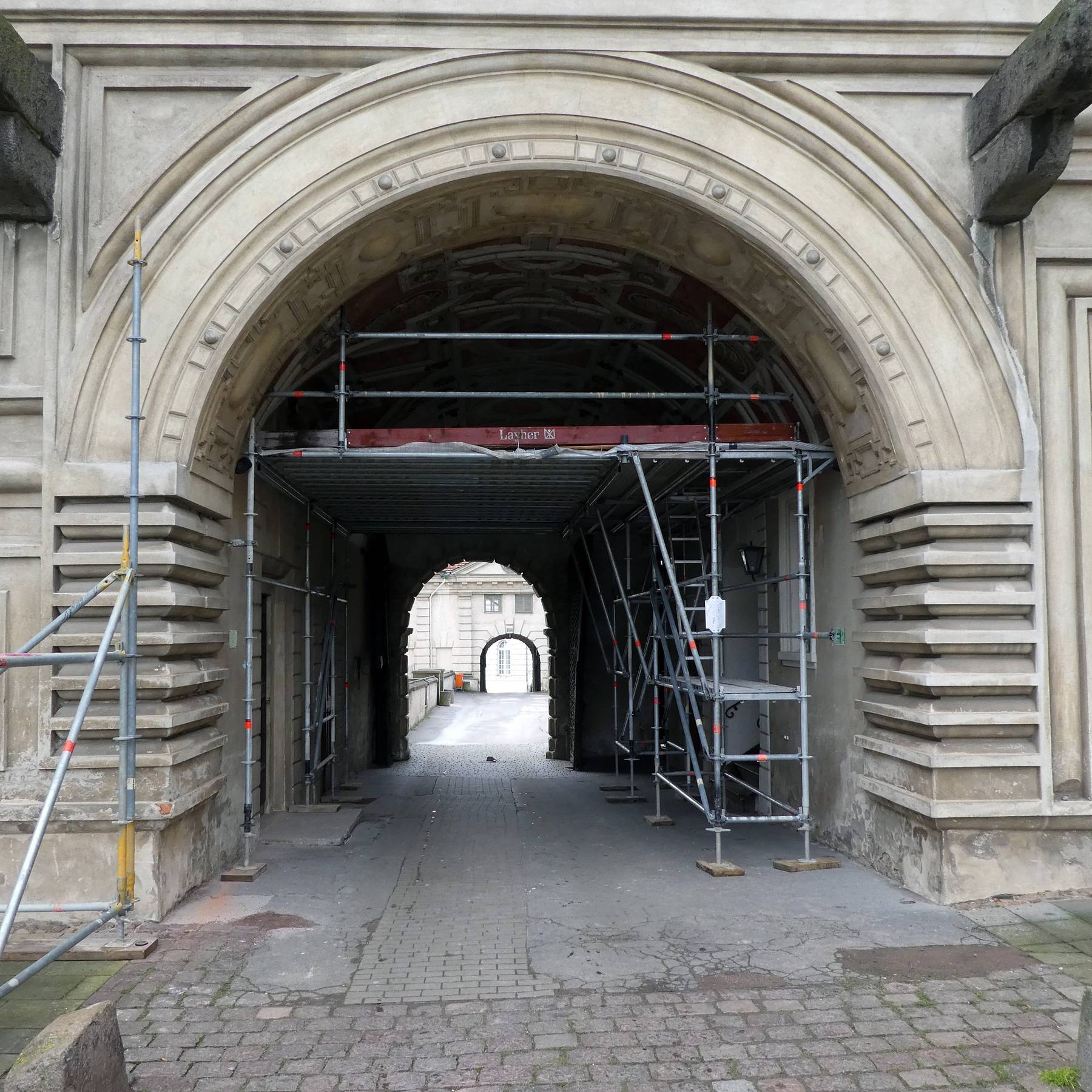 Toreinfahrt mit Gerüst © 2021 SBL Schwerin