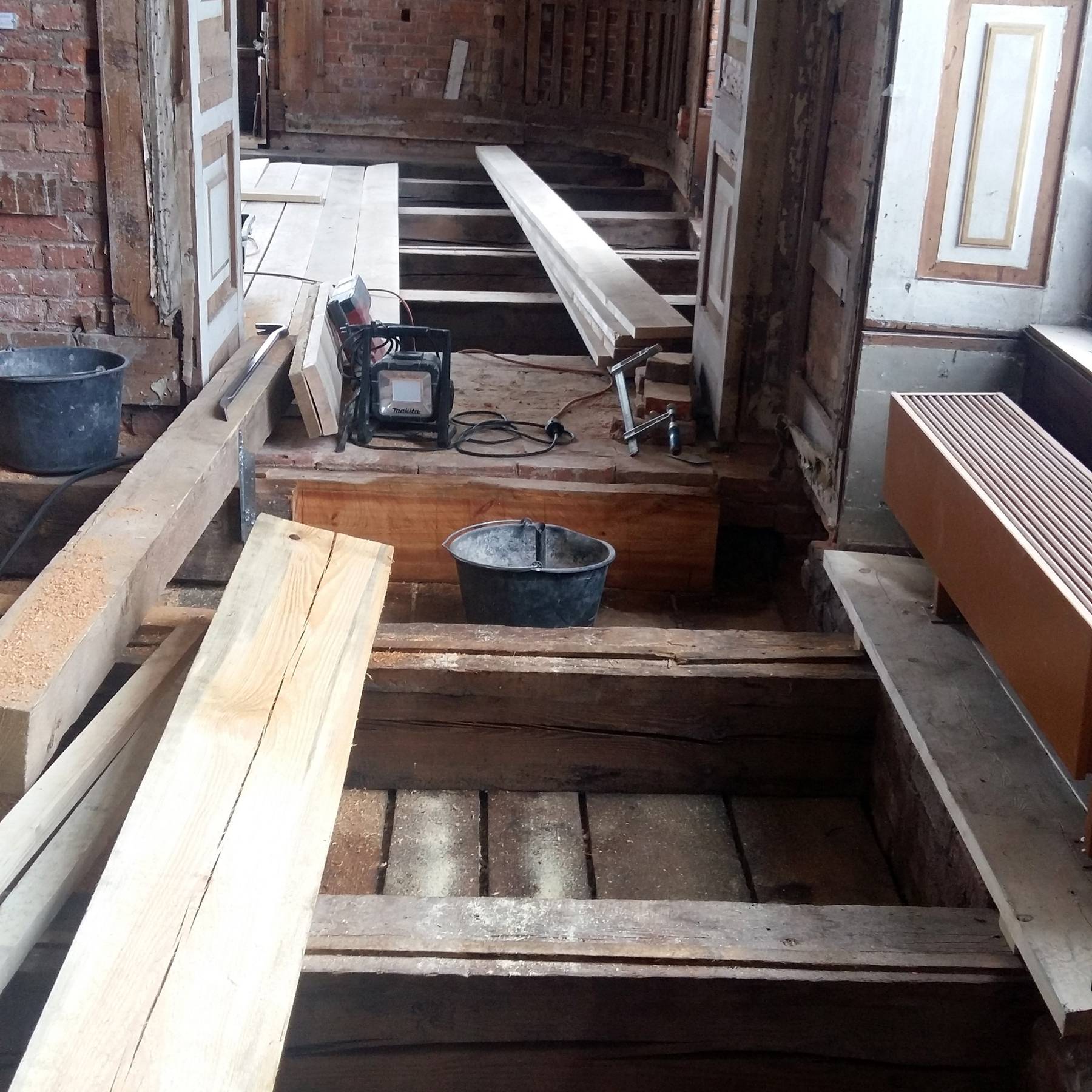 Blick unter den Fußboden. Die Geschossdecken müssen ertüchtigt werden. © 2021 SBL Schwerin