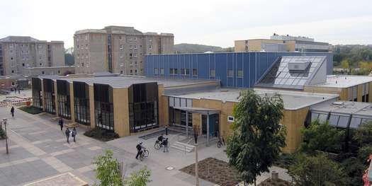 Perspektive Mensa, im Hintergrund Blick auf ein Wohnheim © 2005 bbl-mv