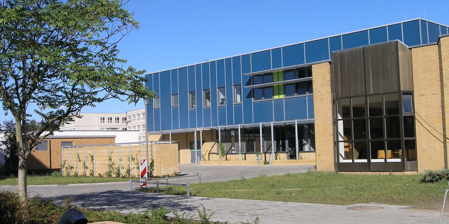 Ansicht Mensa - Blick auf den Wirtschaftshof © 2005 bbl-mv