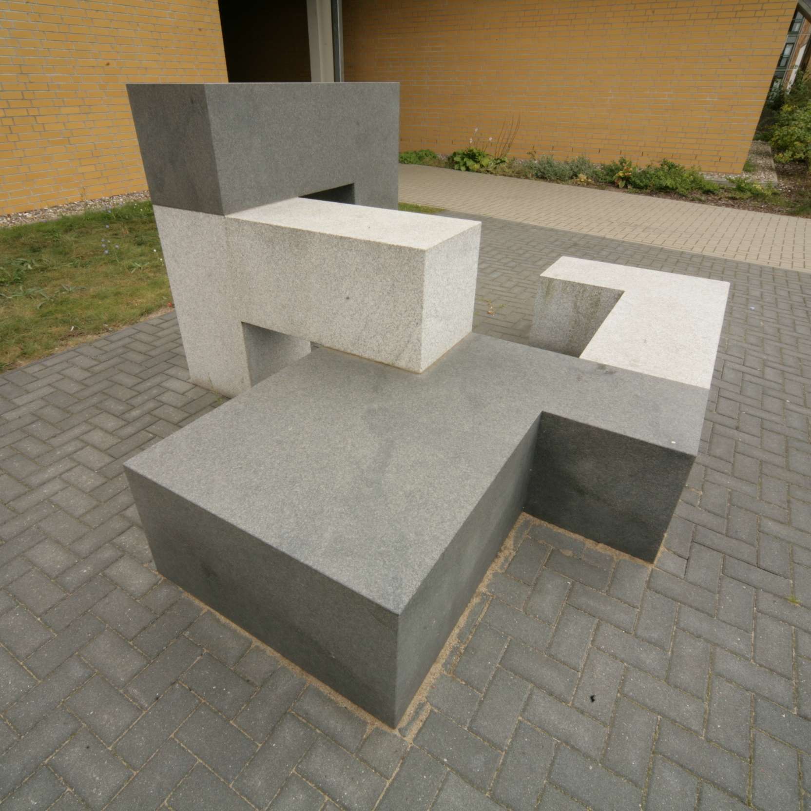 Kunst am Bau vor der Mensa auf dem Campus der Hochschule in Neubrandenburg - Skulptur  Begegnung  von Anne Sewcz © 2009 Betrieb für Bau und Liegenschaften Mecklenburg-Vorpommern