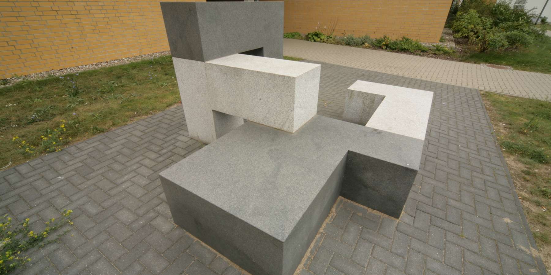 Kunst am Bau vor der Mensa auf dem Campus der Hochschule in Neubrandenburg - Skulptur Begegnung von Anne Sewcz © 2009 Betrieb für Bau und Liegenschaften Mecklenburg-Vorpommern