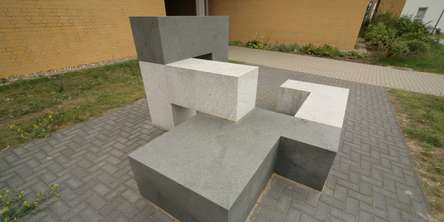 die fertig gestellte Skulptur mit dem Namen Begegnung von der Künstlerin Anne Sewcz im Rahmen der Kunst am Bau vor der Mensa auf dem Campus der Hochschule in Neubrandenburg  © 2009 Betrieb für Bau und Liegenschaften Mecklenburg-Vorpommern