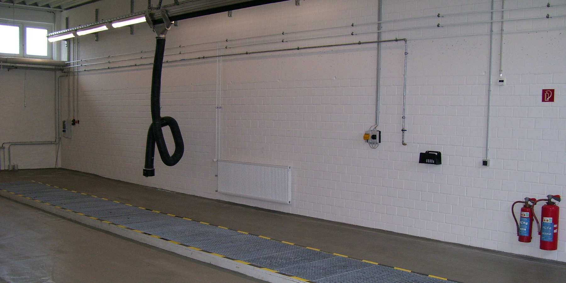 Blick in die Halle 58 auf die Arbeitsgrube mit Abgasabsauganlage © 2008 Betrieb für Bau und Liegenschaften Mecklenburg-Vorpommern