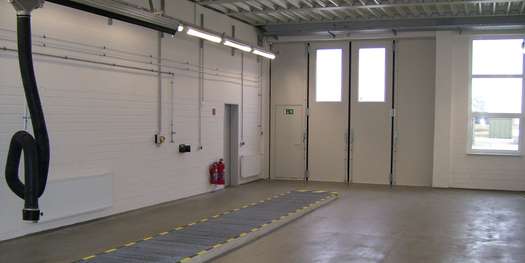 Blick in die beheizbare Halle 58 auf Arbeitsgrube mit Abgasabsauganlage und wärmegedämmtes Tor © 2008 Betrieb für Bau und Liegenschaften Mecklenburg-Vorpommern