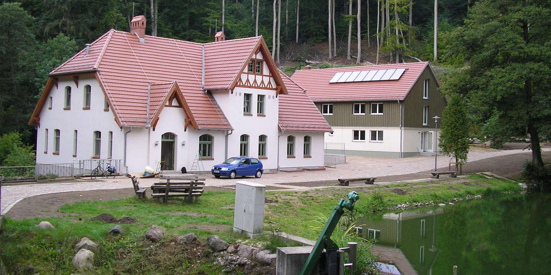 Haupthaus und Nebengebäude nach Abschluss der Sanierungsarbeiten im September 2008. © 2008 Betrieb für Bau und Liegenschaften Mecklenburg-Vorpommern