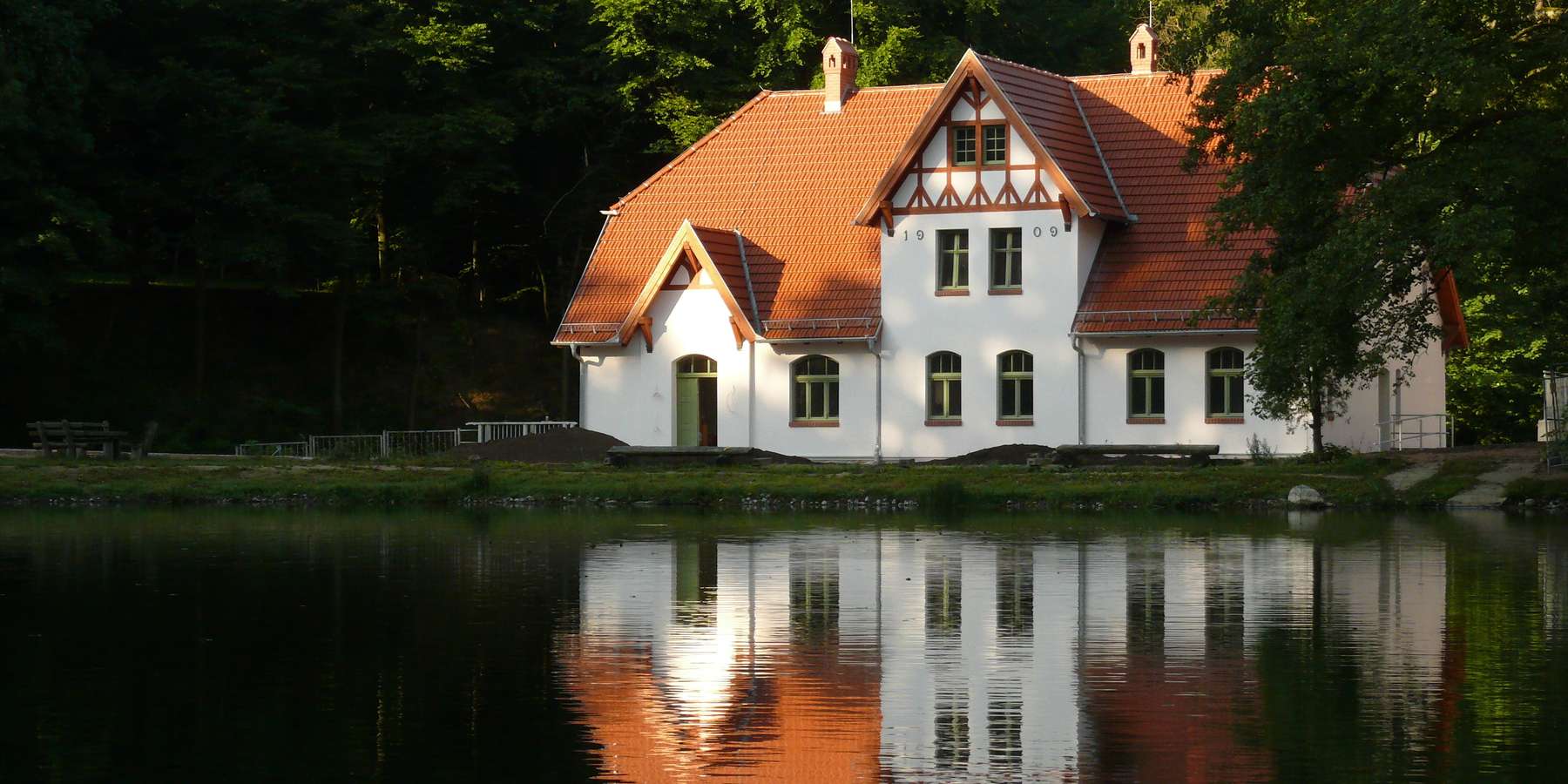 Idyllisch am Grünower See gelegen: das Jugendwaldheim. Die Baumaßnahme wurde vom Geschäftsbereich Neubrandenburg des BBL M-V durchgeführt. © 2008 Betrieb für Bau und Liegenschaften Mecklenburg-Vorpommern