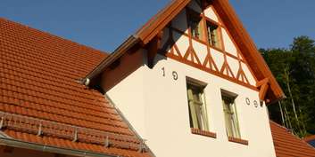 Giebel an der Fassade des Haupthauses. © 2008 Betrieb für Bau und Liegenschaften Mecklenburg-Vorpommern