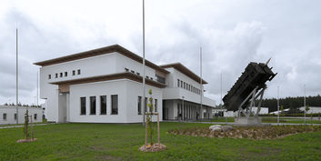 Blick aus nord-westlicher Richtung auf die Westfassade mit Balkon. © 2009 Betrieb für Bau und Liegenschaften Mecklenburg-Vorpommern