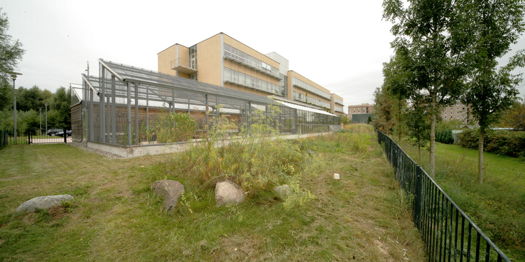Blick auf die Südfassade des Haus 3 mit Gewächshaus © 2009 Betrieb für Bau und Liegenschaften Mecklenburg-Vorpommern