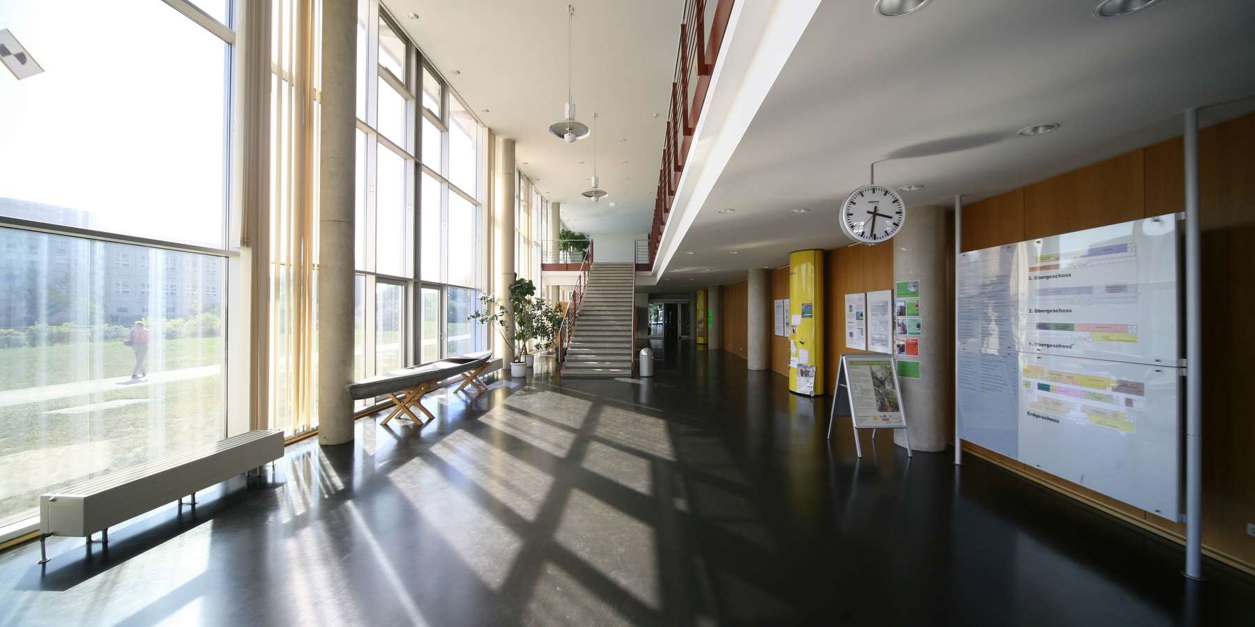 Blick in das Foyer des Haus 2 © 2009 Betrieb für Bau und Liegenschaften Mecklenburg-Vorpommern