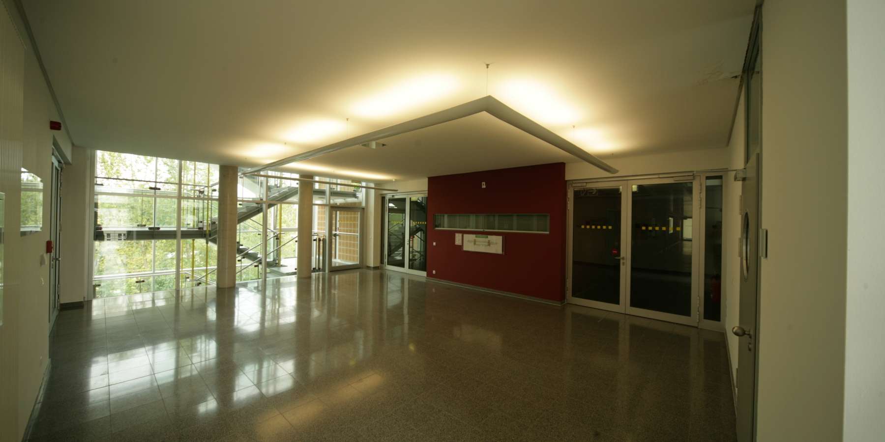 Blick in das Foyer des Haus 3 © 2009 Betrieb für Bau und Liegenschaften Mecklenburg-Vorpommern