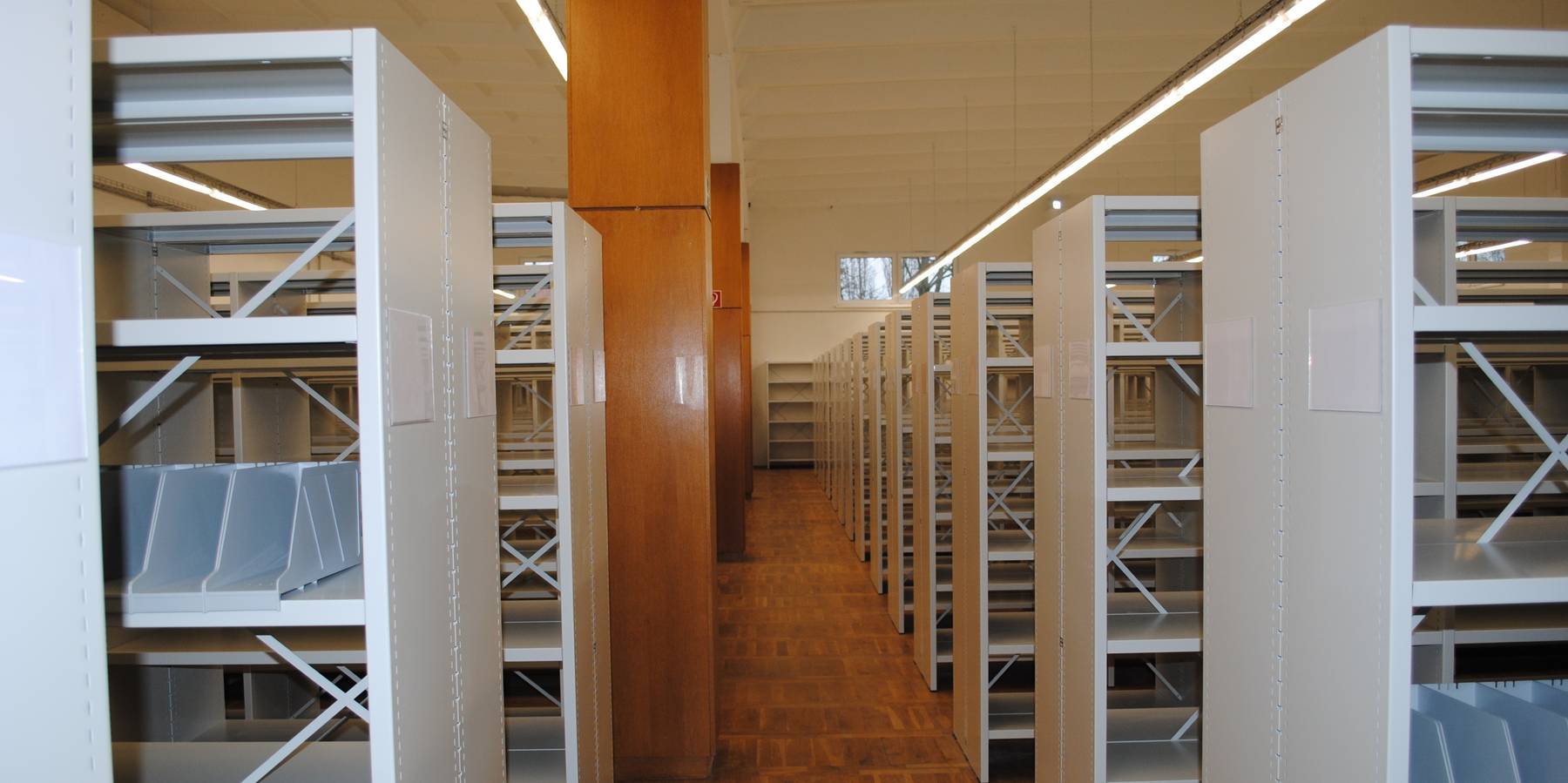 Blick in die Regalanlage im Obergeschoss © 2009 Betrieb für Bau und Liegenschaften Mecklenburg-Vorpommern