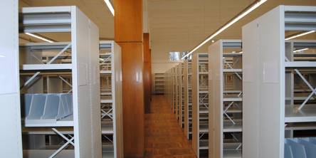 Blick in die Regalanlage im Obergeschoss © 2009 Betrieb für Bau und Liegenschaften Mecklenburg-Vorpommern