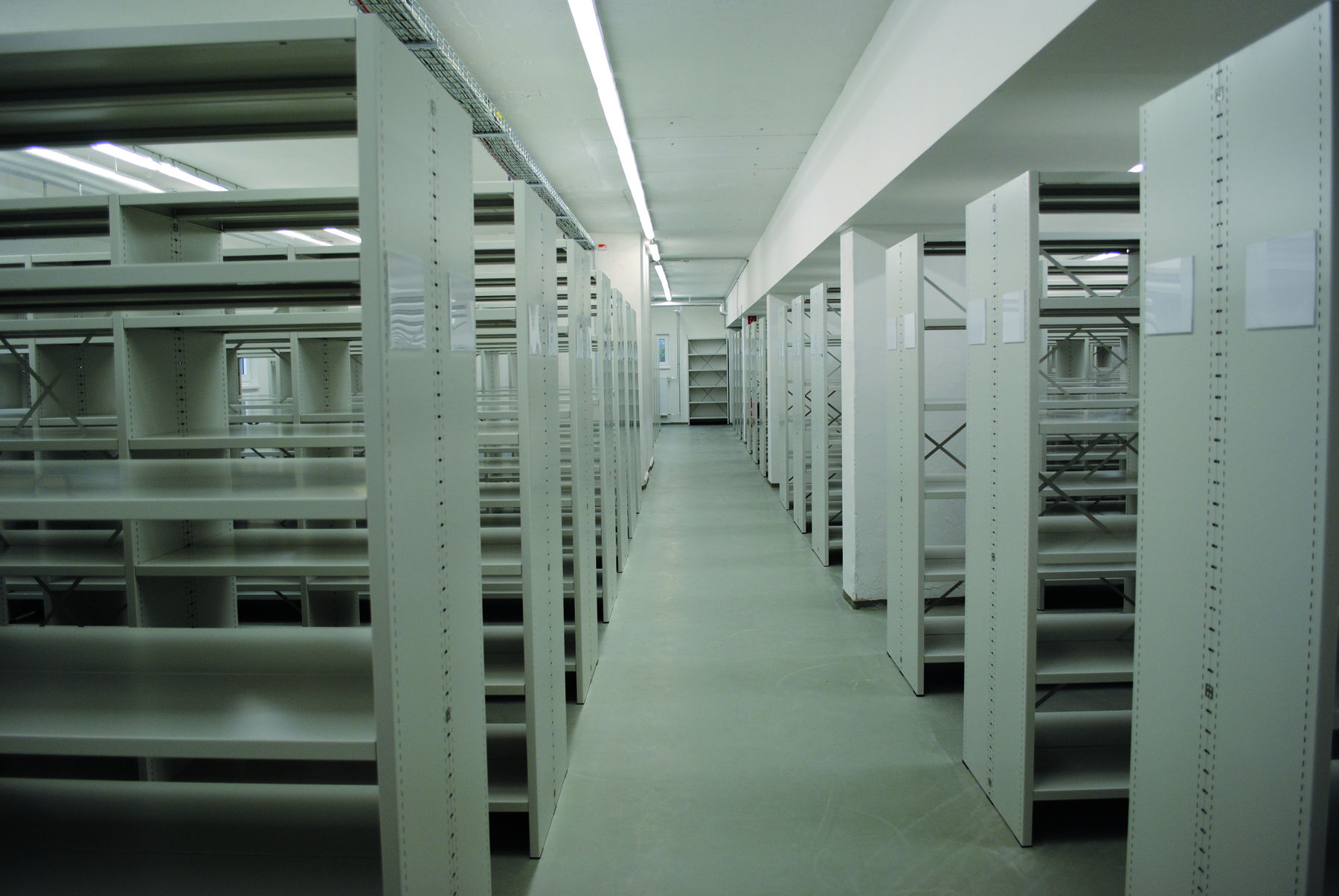 Blick ins Untergeschoss mit Regalanlage © © 2009, Betrieb für Bau und Liegenschaften