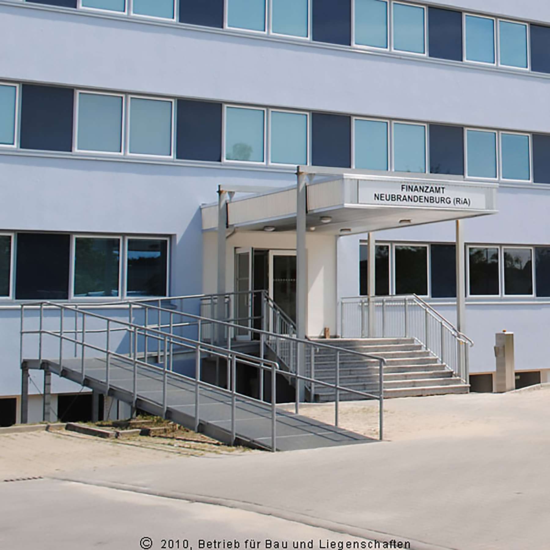 Blick auf den behinderten gerechten Eingang des Block A - Eingang zur Abteilung Rentenempfänger im Ausland © 2010 BBL M-V