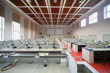 Alter Saal in neuem Glanz - mit Baumitteln aus dem Zukunftsinvestitionsprogramm konnte die Projektgruppe Klinikbau im BBL M-V diesen Saal während der Semesterpause in nur vier Monaten Bauzeit restaurieren. © 2010 Betrieb für Bau und Liegenschaften Mecklenburg-Vorpommern