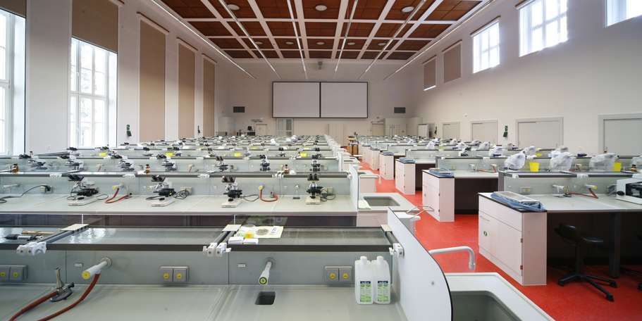 Alter Saal in neuem Glanz - mit Baumitteln aus dem Zukunftsinvestitionsprogramm konnte die Projektgruppe Klinikbau im BBL M-V diesen Saal während der Semesterpause in nur vier Monaten Bauzeit restaurieren. © 2010 Betrieb für Bau und Liegenschaften Mecklenburg-Vorpommern