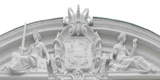 Wappenkartusche mit den Skulpturen der Justitia und Prudentia mit der in der Keramikmanufaktur nachgebauten Krone © 2011 Betrieb für Bau und Liegenschaften Mecklenburg-Vorpommern