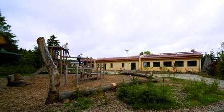 Ansicht der Haupteingangsseite - links der Neubau des Bürotraktes, in der Mitte der sanierte Küchentrakt und rechts der Neubau des Speisetraktes © 2011 Betrieb für Bau und Liegenschaften Mecklenburg-Vorpommern