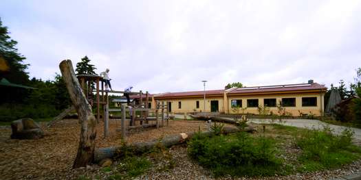 Ansicht der Haupteingangsseite - links der Neubau des Bürotraktes, in der Mitte der sanierte Küchentrakt und rechts der Neubau des Speisetraktes © 2011 Betrieb für Bau und Liegenschaften Mecklenburg-Vorpommern