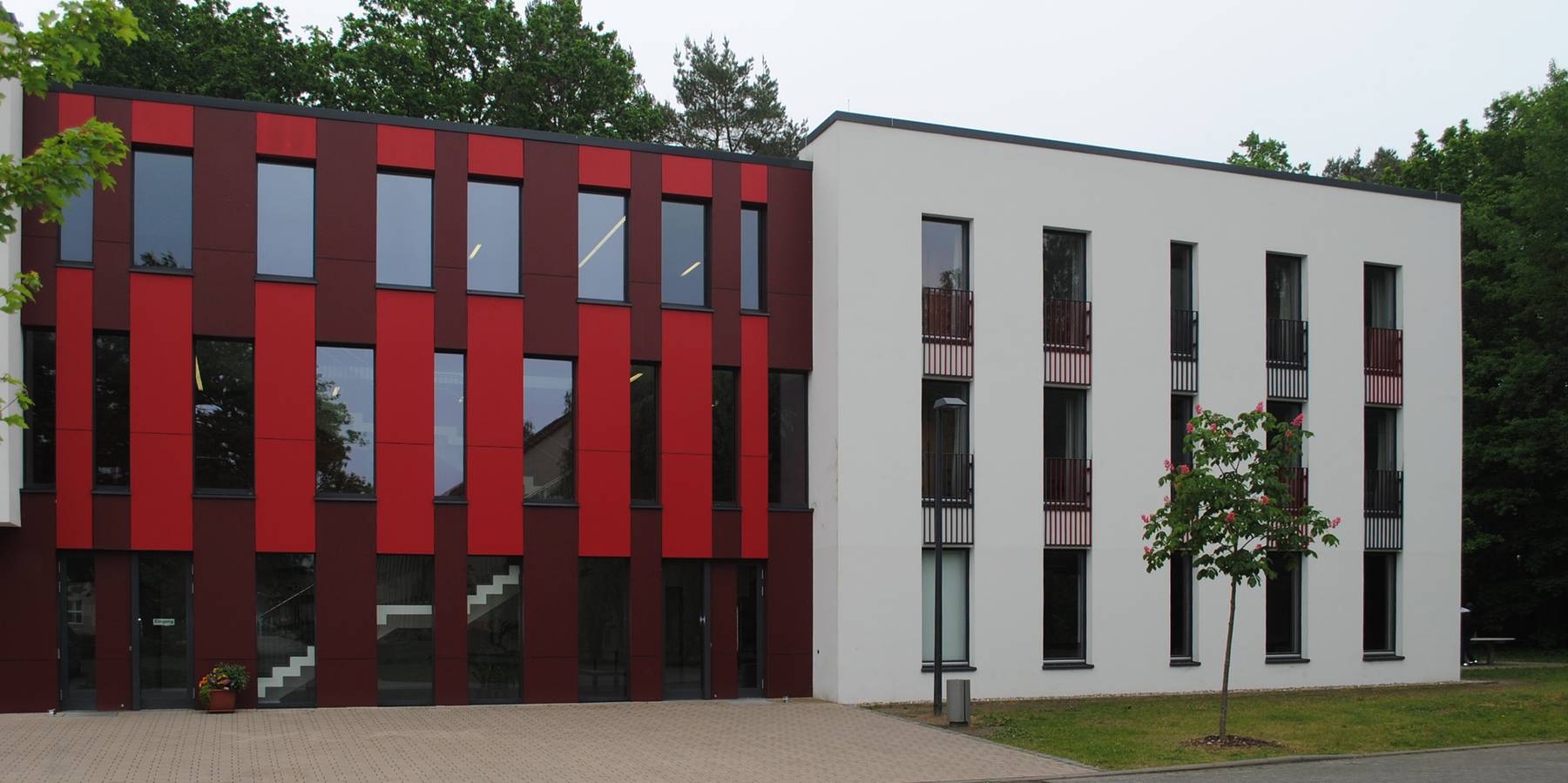 Westansicht mit Blick auf den Haupteingang © 2011 Betrieb für Bau und Liegenschaften Mecklenburg-Vorpommern