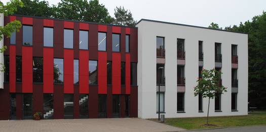 Westansicht mit Blick auf den Haupteingang © 2011 Betrieb für Bau und Liegenschaften Mecklenburg-Vorpommern