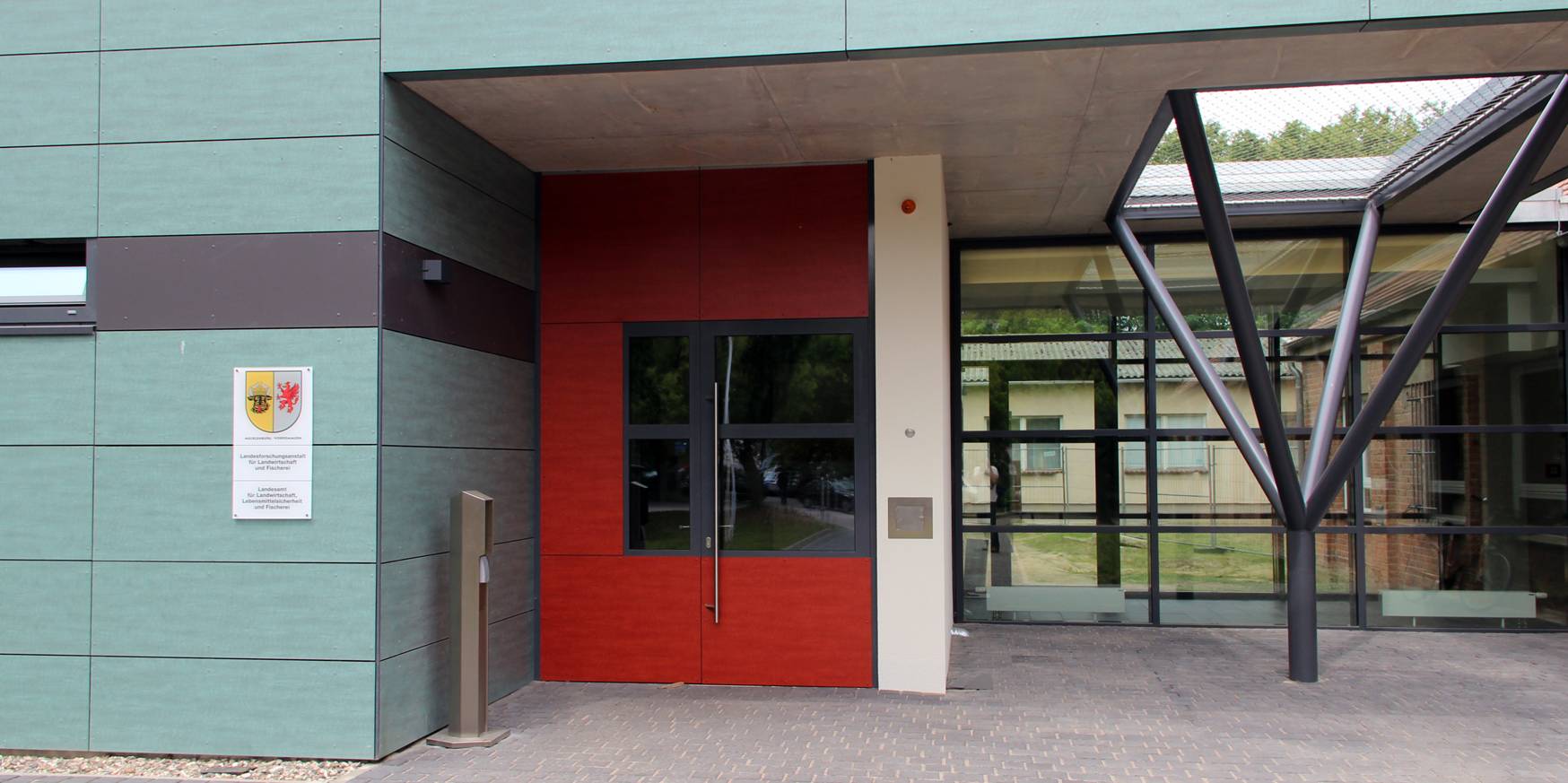 Laborgebäude links und Neues Institut rechts sind an der Eingangssituation miteinander verbunden. © 2012 Betrieb für Bau und Liegenschaften Mecklenburg-Vorpommern